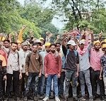 वेतन भुगतान नहीं होने से भड़के ठेका श्रमिक, पांच दिनों से ठप पड़ा निर्माण कार्य